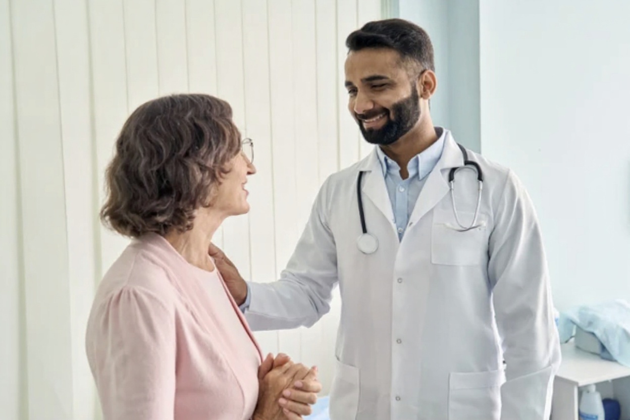 Smilende lege som bruker Notefree